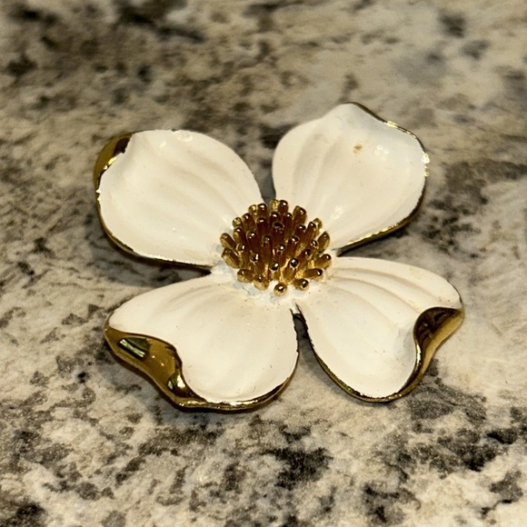 Vintage 2"‎ CROWN TRIFARI White Enamel Dogwood Flower Brooch PIN Floral Gold H1 - Picture 1 of 2